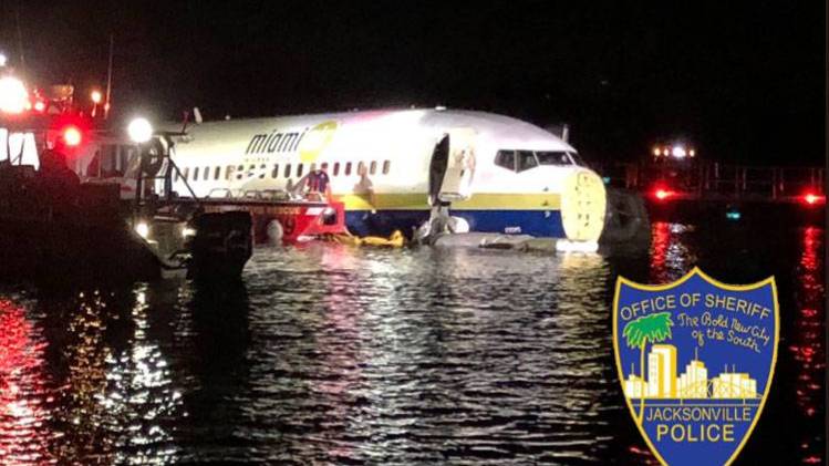 नदी में गिरा विमान (फोटो-@JSOPIO)