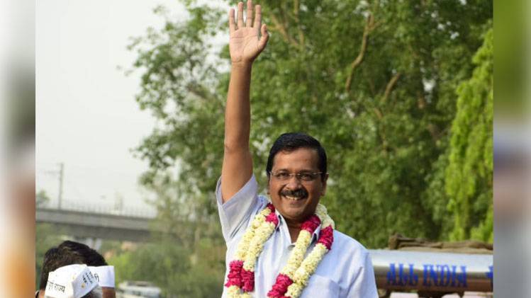 रोड शो के दौरान अरविंद केजरीवाल