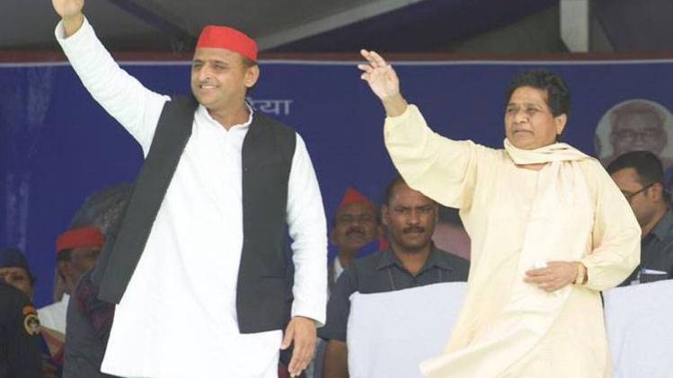 अखिलेश यादव के साथ मायावती
