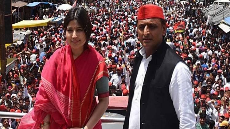 इंटरव्यू के दौरान अखिलेश और डिंपल यादव 