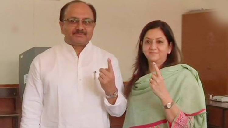 यूपी के मंत्री सिद्धार्थ नाथ ने प्रयागराज के एक बूथ पर किया मतदान (फोटो-ANI)