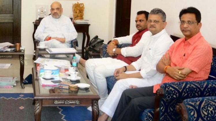 गुजरात के नेताओं के साथ बीजेपी अध्यक्ष अमित शाह