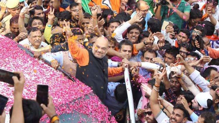 लोकसभा चुनाव में जीत के बाद कार्यकर्ताओं का अभिवादन करते अमित शाह (फोटो-ट्विटर)