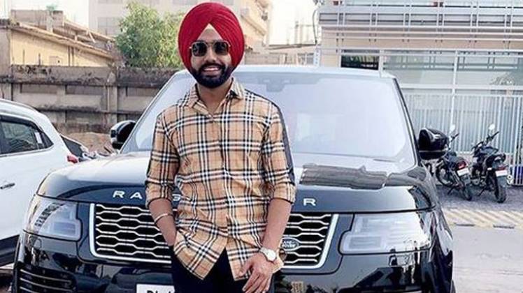 रेंज रोवर के साथ एमी विर्क