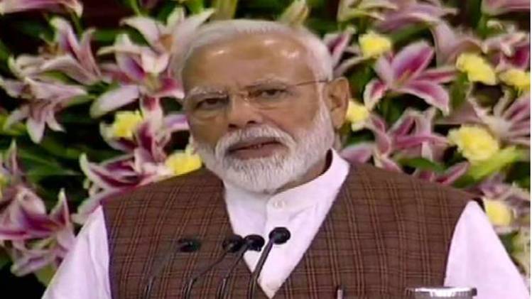संसद के सेंट्रल हॉल में नवनिर्वाचित सांसदों को संबोधित करते पीएम मोदी (ANI)