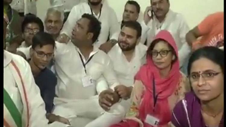 भोपाल में कांग्रेस और बीजेपी की अंताक्षरी