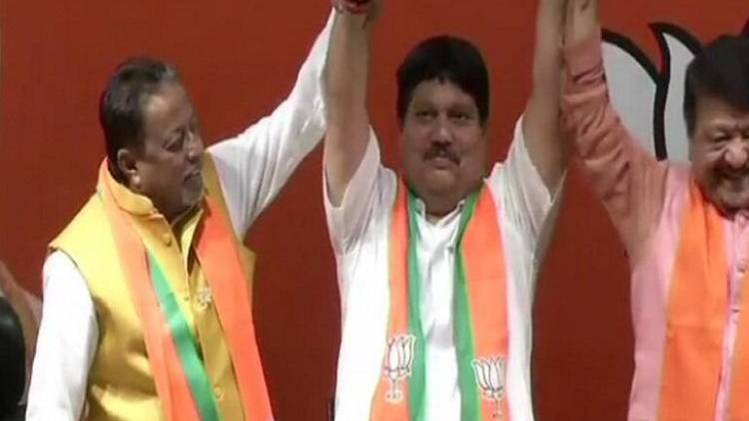 बैरकपुर से बीजेपी प्रत्याशी अर्जुन सिंह (बीचे में) (ANI)