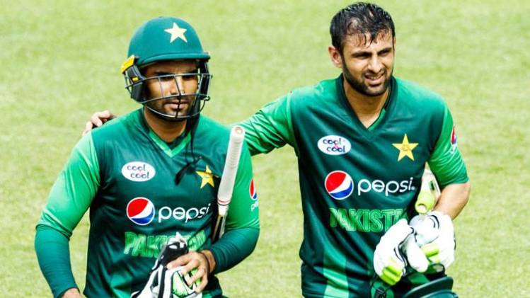 आसिफ अली (बाएं) और शोएब मलिक (फाइल)