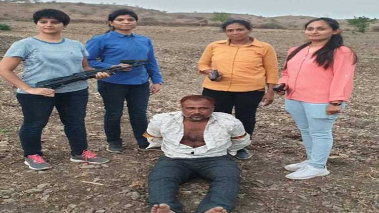 महिला ATS की टीम ने किया गिरफ्तार