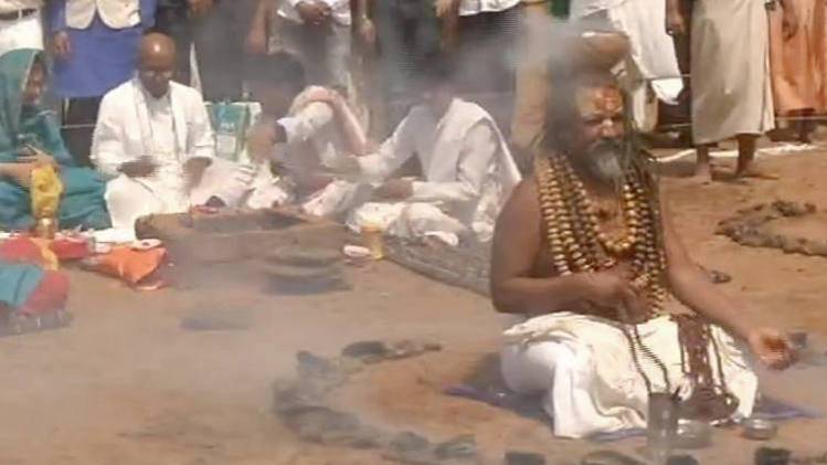 दिग्विजय सिंह के लिए धुनी रमाते कम्प्यूटर बाबा