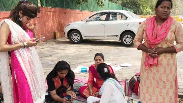 गेस्ट टीचर्स के साथ धरने पर खुशबू चौहान(दाएं तरफ खड़ी)