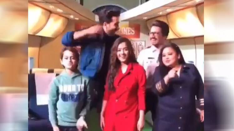 सेट पर डांस के दौरान भारती सिंह और अन्य 