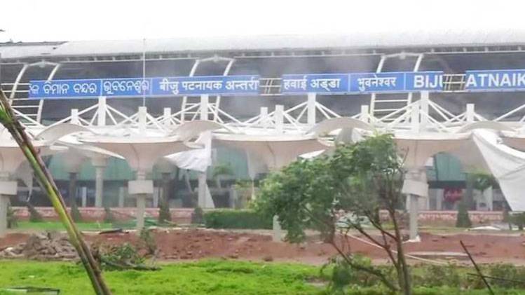 भयंकर तूफान से ओडिशा के कई इलाकों में पेड़ उखड़ गए