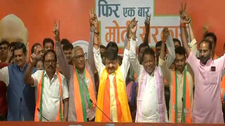 TMC में और सेंधमारी कर सकती है बीजेपी.