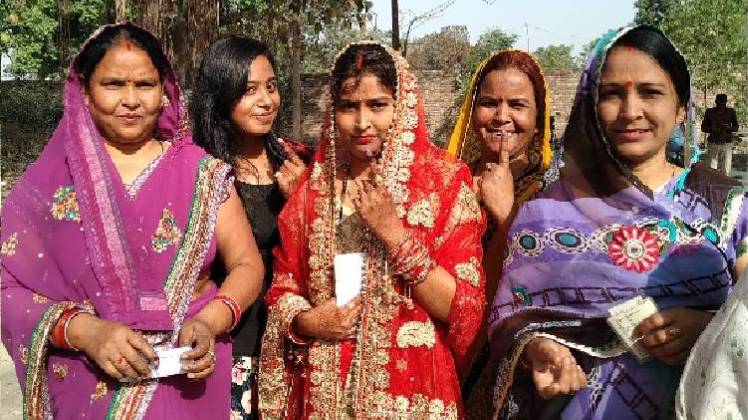 बेलसर गांव के मतदान केंद्र पर पहुंची नई नवेली दुल्हन(फोटो- आशुतोष मिश्रा)