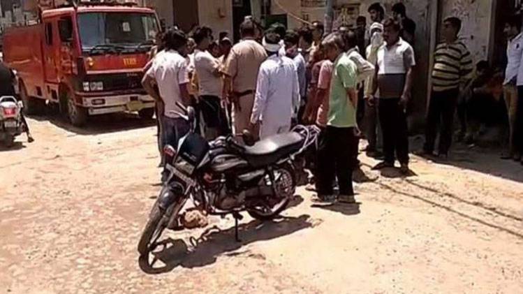 मोटरसाइकिल पर हुए सिलेंडर ब्लास्ट के बाद जमा भीड़