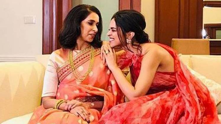 मां संग दीपिका पादुकोण