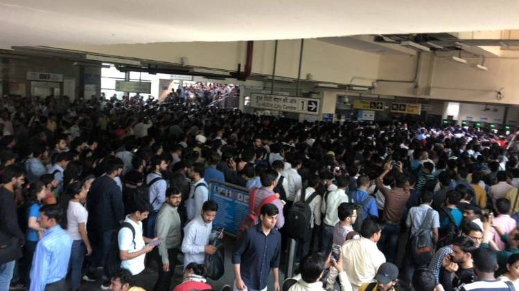 मेट्रो संचालन बंद होने से यात्री परेशान हैं