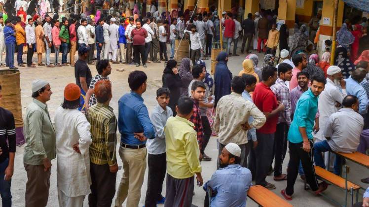 दिल्ली में मतदान के लिए कतार में लगे मतदाता (फोटो- पीटीआई)