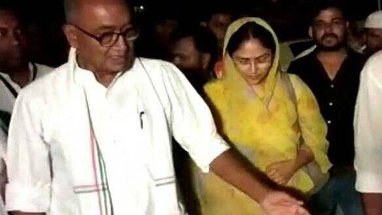 दिग्विजय सिंह अपनी पत्नी अमृता सिंह के साथ पहुंचे