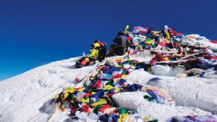 माउंट एवरेस्ट पर फैला कचरा (फोटो-इंडिया टुडे आर्काइव)