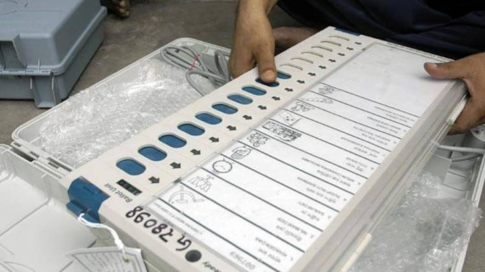 EVM में किस उम्मीदवार का नाम किस नंबर पर? जानें कैसे होता है तय - lok sabha elections how evm works and candidate listing - AajTak