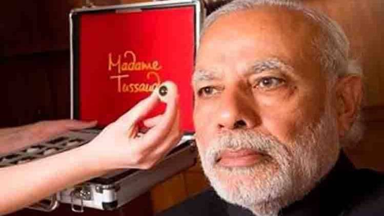 मैडम तुसाद म्यूजियम के आर्टिस्ट के साथ पीएम मोदी