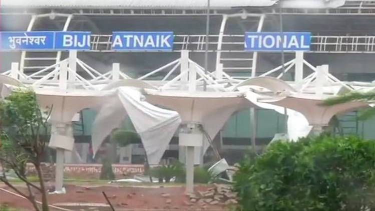 फानी तूफान से क्षतिग्रस्त भुवनेश्वर एयरपोर्ट (फोटो-ANI)