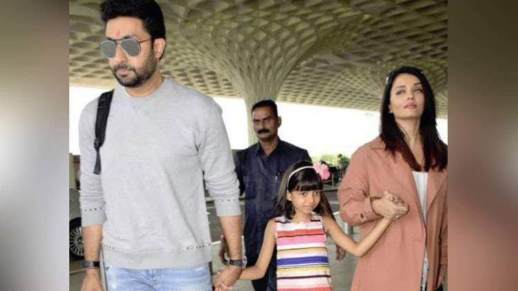 परिवार के साथ अभिषेक बच्चन 