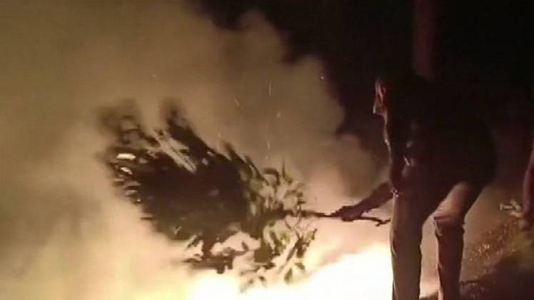 उत्तराखंड के जंगलों में भीषण आग (तस्वीर- ANI)