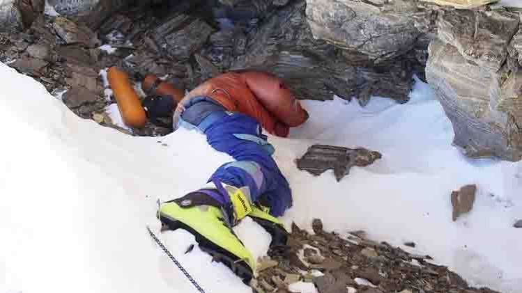 ग्रीन बूट के नाम से जाना जाने वाला यह शव भारतीय पर्वतारोही शेवांग पलजोर का है.