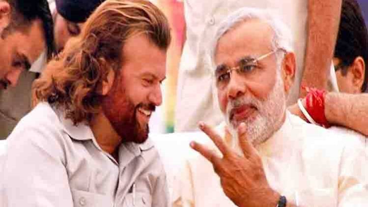 प्रधानमंत्री नरेंद्र मोदी के साथ हंसराज हंस. (FILE)