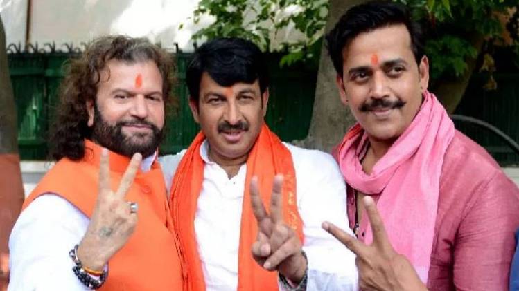  दिल्ली बीजेपी अध्यक्ष मनोज तिवारी के साथ हंसराज हंस (फाइल फोटो)