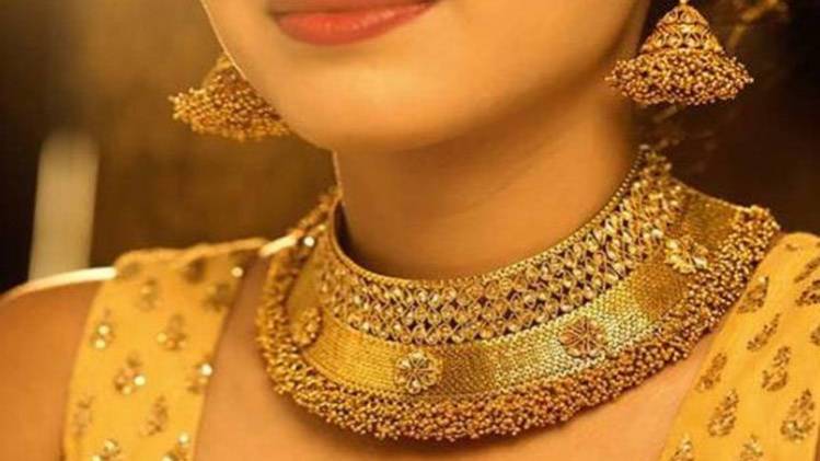 मांग में गिरावट से सोन की कीमत में कटौती