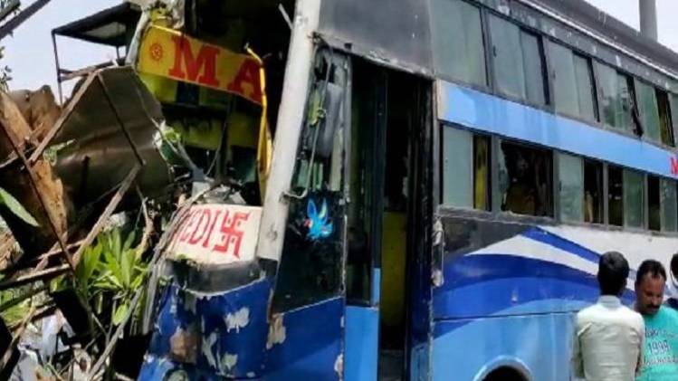   दुर्घटनाग्रस्त बस 