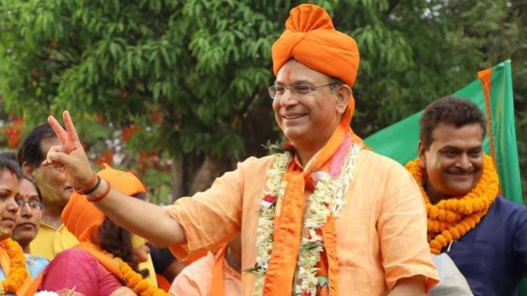 जीत के बाद लोगों से मिलते जयंत सिन्हा