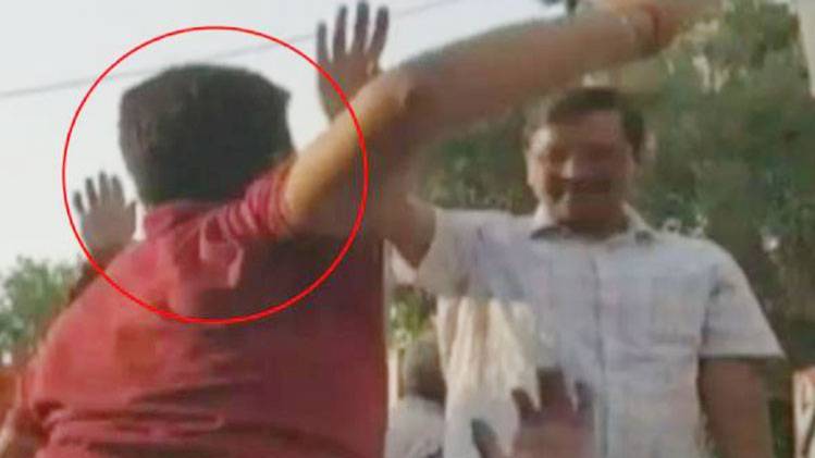 दिल्ली के मुख्यमंत्री अरविंद केजरीवाल को थप्पड़ मारा गया है.