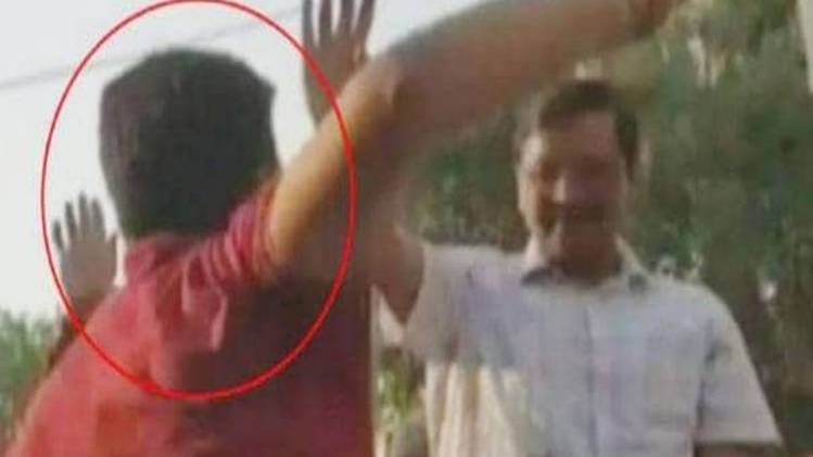 रोड शो के दौरान केजरीवाल के साथ हुई ये घटना