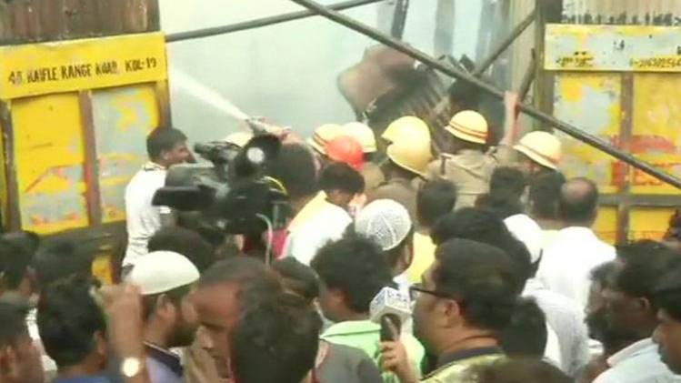 प्लाईवुड की दुकान में आग लग गई