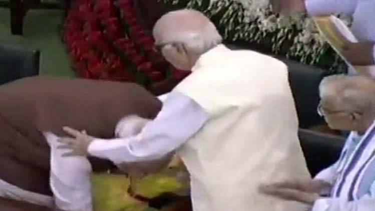 लालकृष्ण आडवाणी के पैर छूते नरेंद्र मोदी 