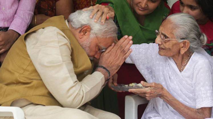 मां हीराबेन के साथ नरेंद्र मोदी (फाइल फोटो)