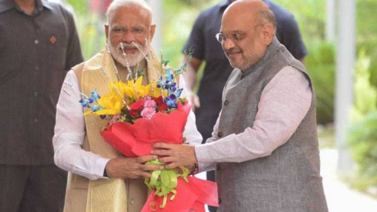 बीजेपी दफ्तर में पीएम मोदी के साथ अध्यक्ष अमित शाह