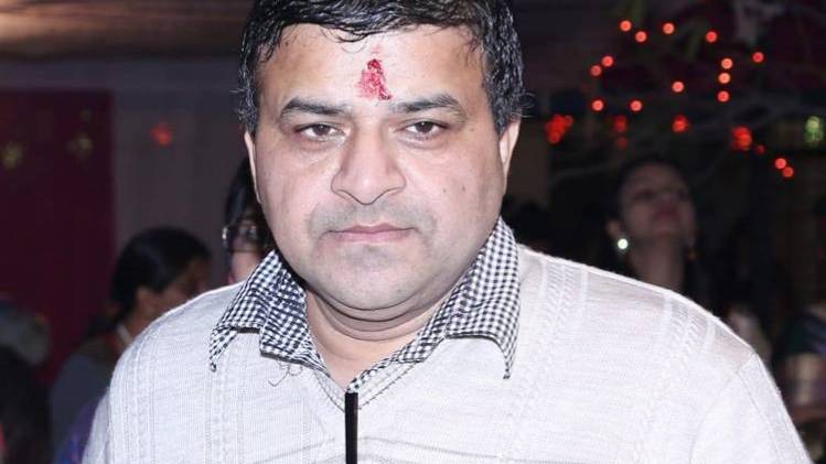 वीरेंद्र इलेक्ट्रॉनिक शोरूम चलाता था.