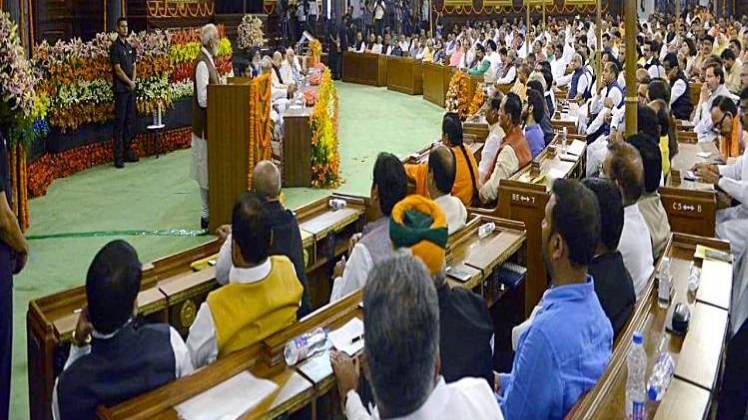 एनडीए संसदीय दल की बैठक को संबोधित करते पीएम। 