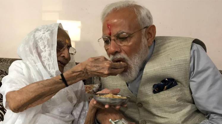 मां के साथ पीएम नरेंद्र मोदी