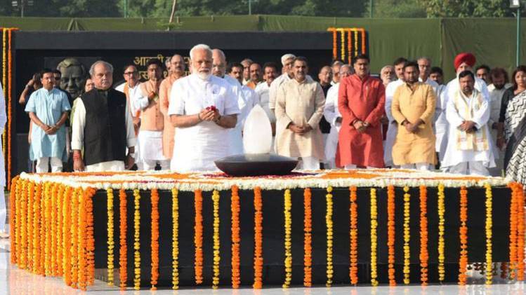 पूर्व PM अटल बिहारी वाजपेयी को श्रद्धांजलि देते नरेंद्र मोदी (फोटो-ट्विटर)