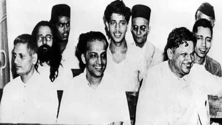 अदालत में सुनवाई के दौरान नाथूराम गोडसे (बाएं सबसे पहले) व अन्य आरोपी. (FILE)