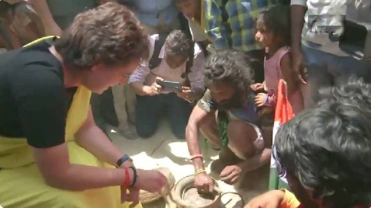 ..जब प्रियंका ने हाथ में उठाया सांप