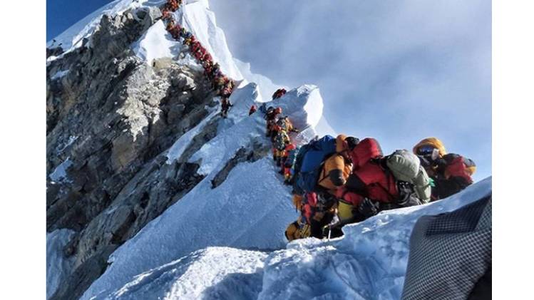 एवरेस्ट पर ट्रैफिक जाम. (फोटो- instagram.com/nimsdai)