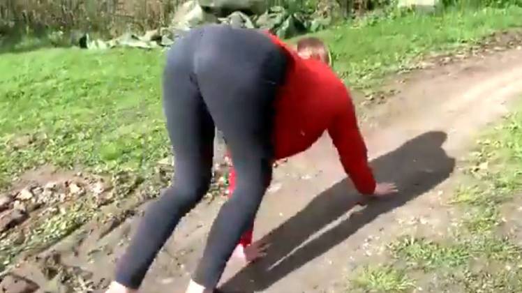 घोड़े की तरह दौड़ती है महिला